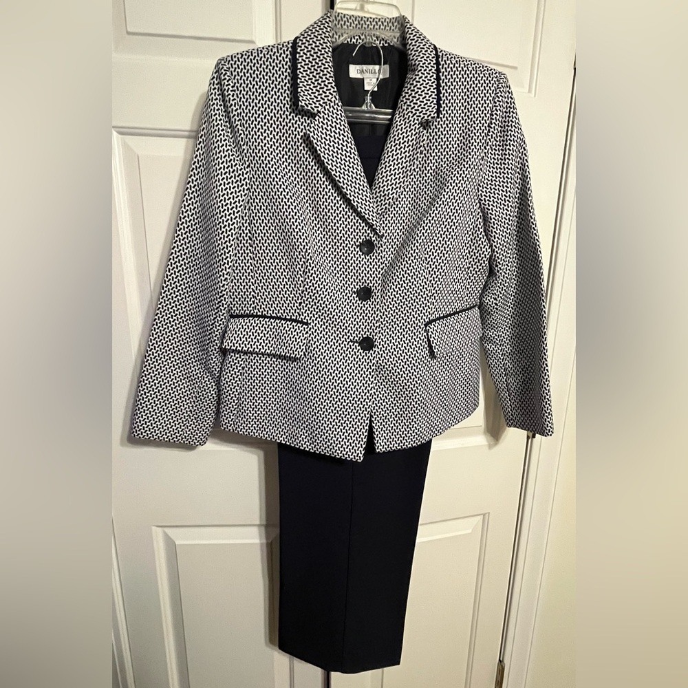 Danillo 2 piece blazer & pants. Navy & white blazer with navy pants in size 14.